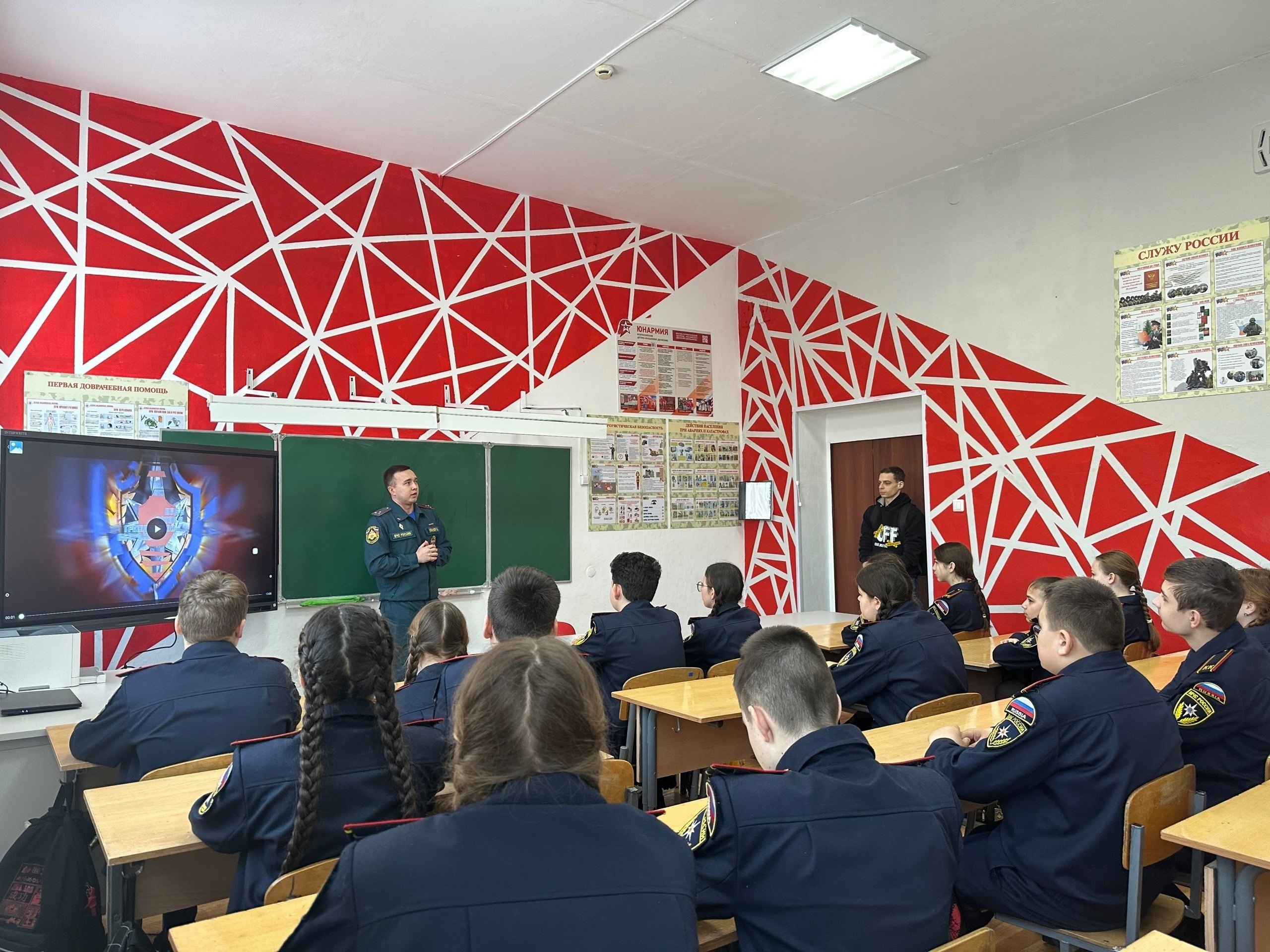 В преддверии Всемирного дня гражданской обороны сотрудники МЧС г. Бугуруслана провели встречу с кадетским классом МЧС.
